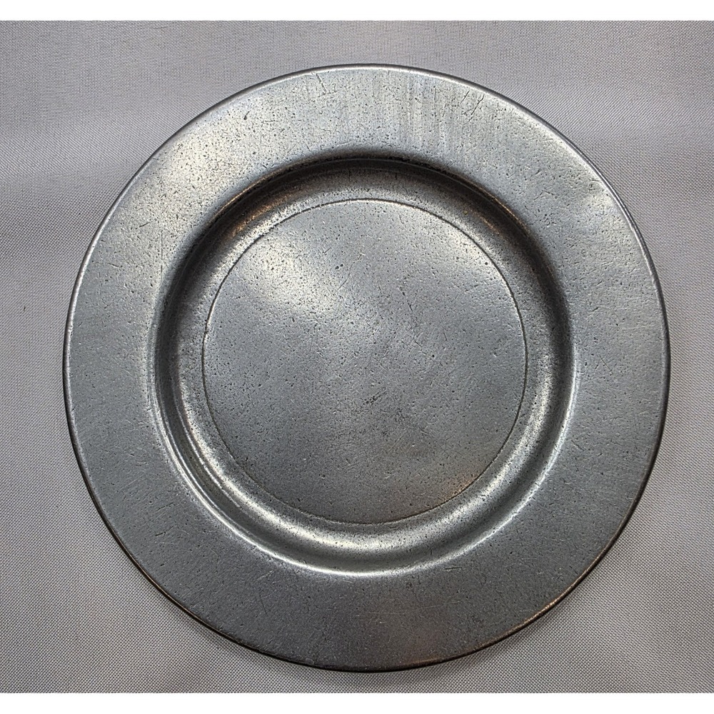 Oneida Cambridge Colonial 8" Round Pewter Plates. Set Of 2 - Picture 4 of 7